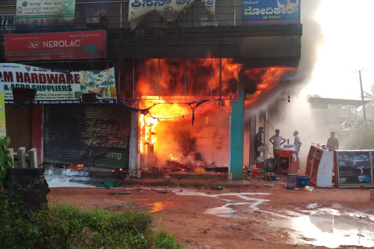 bengaluru  karnataka  mangalore  dakshina kannada  fire break out in vitla bus stop  fire break out  ബെംഗളൂരു  ദക്ഷിണ കന്നഡ  മംഗളൂരു  തീ പിടുത്തം  തീ പിടുത്തം വാർത്തകൾ  വിറ്റ്‌ല സ്റ്റോപ്പിന് സമീപം തീപിടുത്തം