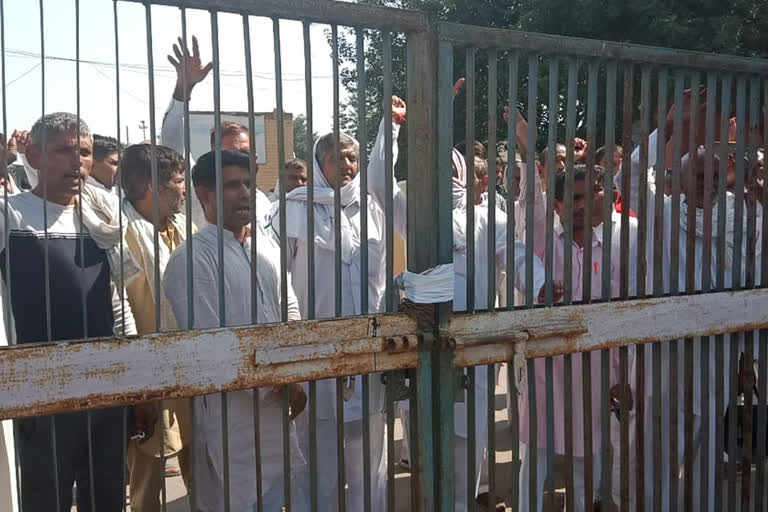 Due to non-availability of gate pass farmers lock Mandi gate in dadri