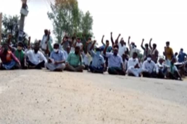 Farmers' dharna demanding compensation for damaged crops