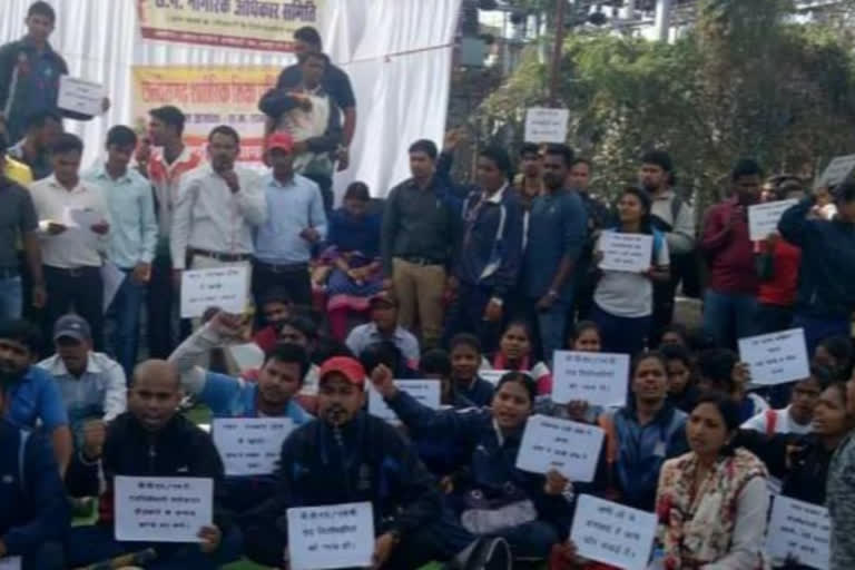 protest about the possibility of scam in teacher recruitmentin chhattisgarh