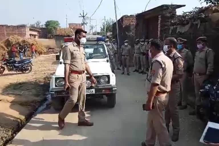 घटना स्थल पर मौजूद पुलिस बल.