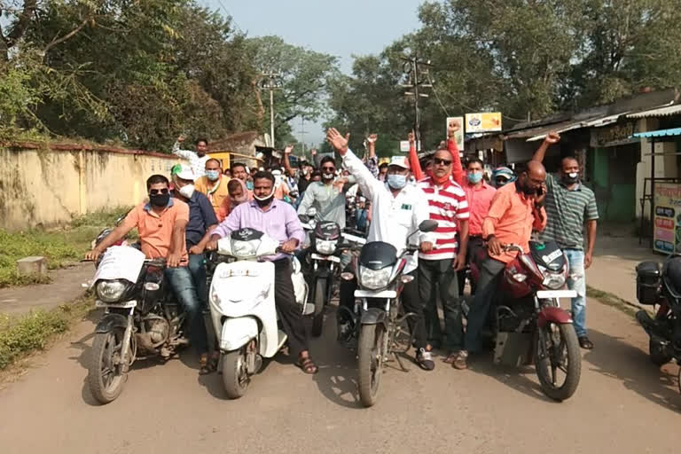 railway worker protested against government for bonus