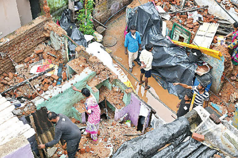 many houses floting in rain water in hyderabad