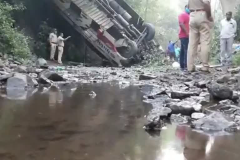 4 dead, 35 injured in a bus accident in maharastra