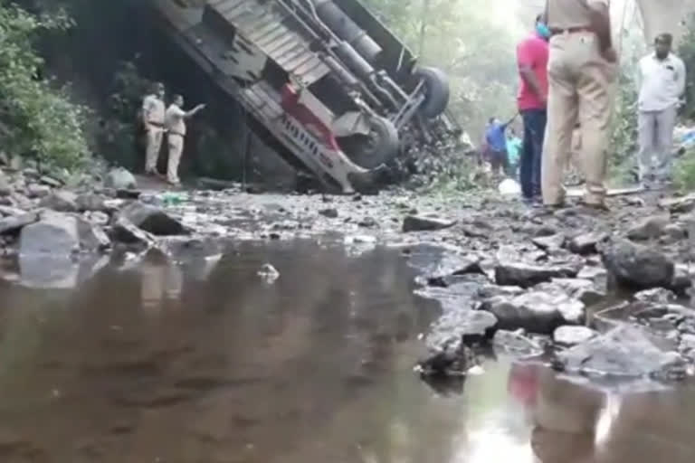 মহাৰাষ্ট্ৰত যাত্ৰীবাহী নৈশ বাছ দুৰ্ঘটনাগ্ৰস্ত, ৫জনৰ মৃত্যু