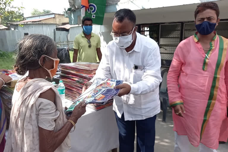 chairman_in_councile_of_raiganj_municipalti_was_distribute_saree_to_poor_woman