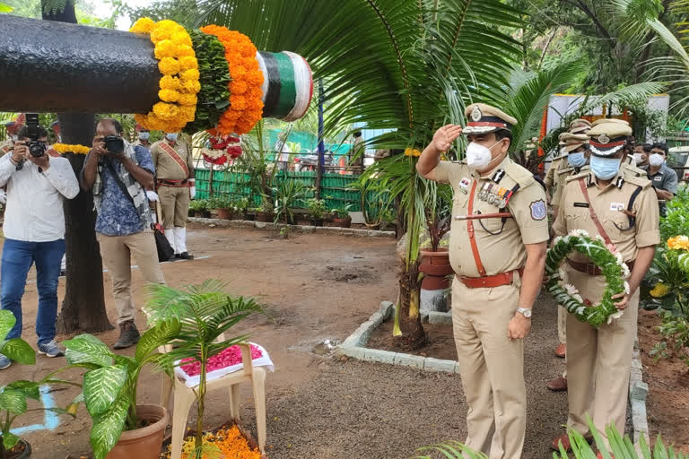 rachkonda cp mahesh bhagawat  pay tributes to police myrtys