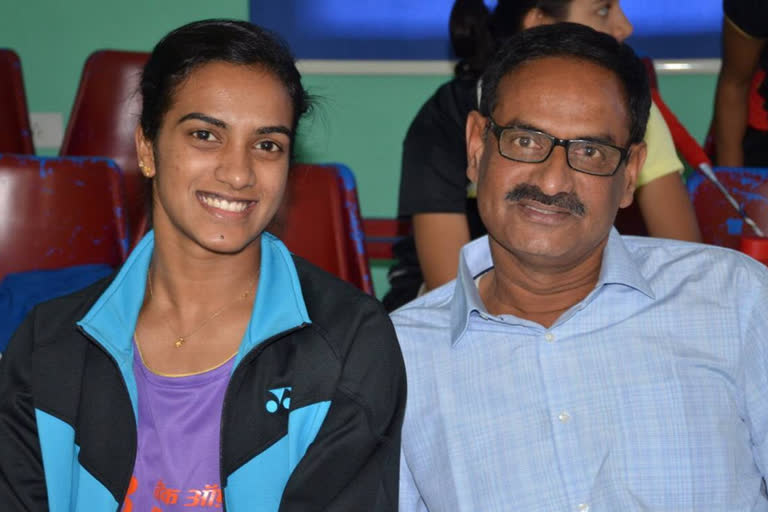 PV Sindhu  PV Ramana  Badminton  GSSI  Sindhu in London  പി.വി സിന്ധു ഒളിപിക്‌സ് ക്യാമ്പ് വിട്ടു  പി.വി സിന്ധു വാര്‍ത്തകള്‍  പിവി രമണ  ഇടിവി ഭാരത് എക്‌സ്‌ക്ലൂസിവ്