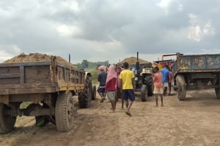 Villagers block trucks to protest illegal sand mining