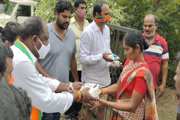 food distribution by bjp leaders at karmanghat in Hyderabad