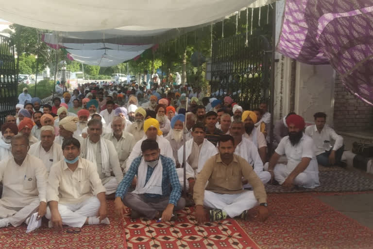 group of farmer will attempts to lay siege manohar lal's house in karnal on november 9