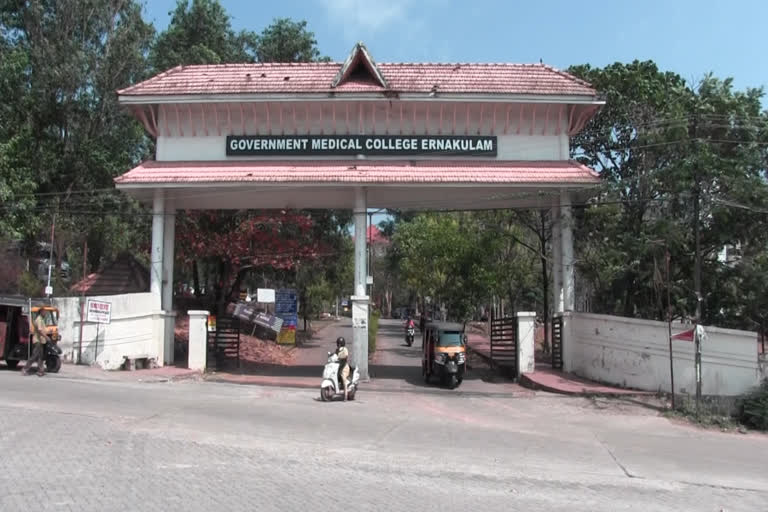 kalamassery medical collage  കളമശേരി മെഡിക്കല്‍ കോളജ്  കൊവിഡ് രോഗിയുടെ മരണം  death of covid patient  Human Rights Commission