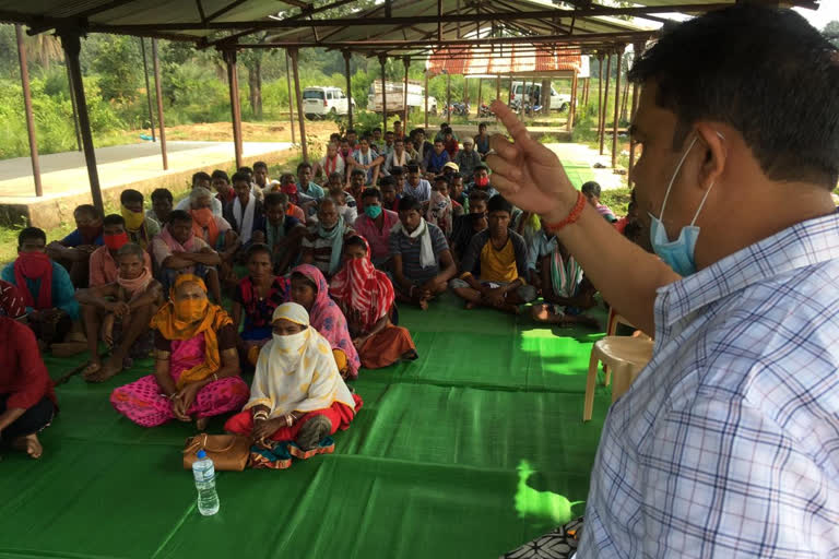 mla vikram mandavi addressing villagers