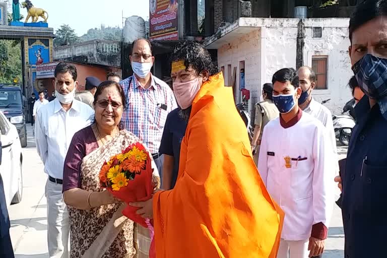 governor-baby-rani-maurya-worshiped-at-shri-dakshin-kali-temple