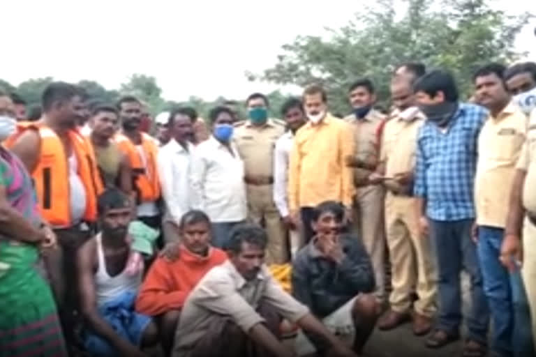 4 fisher man rescued form manjeera river in medak