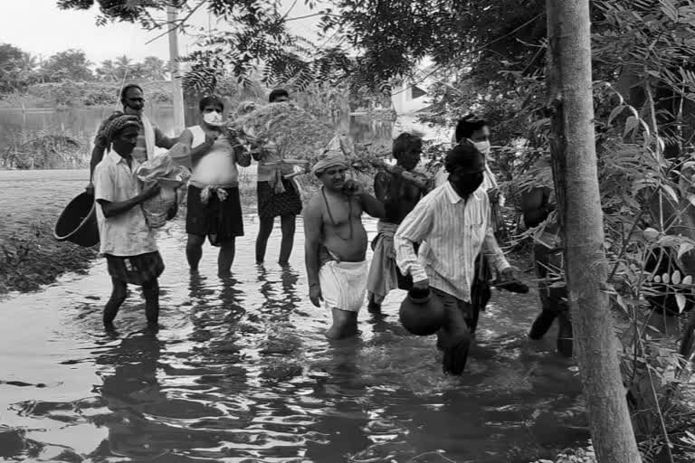 pedakondoor-residents-held-a-funeral-for-a-woman-in-flood-water-at-guntur-district