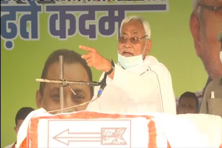 nitish-kumar-says-halla-mat-karo-when-lalu-prasad-zindabad-slogans-raised-in-rally