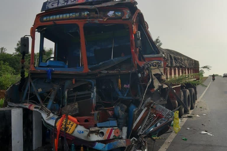 మైదుకూరు రెండు లారీలు ఢీ...ఒకరు మృతి