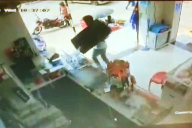 Theft from a mobile shop in Ranchi