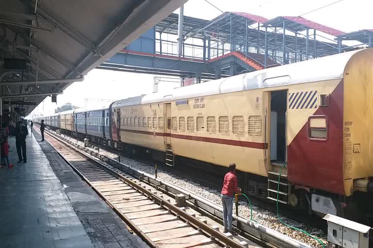 Mussoorie Express train in corona crisis