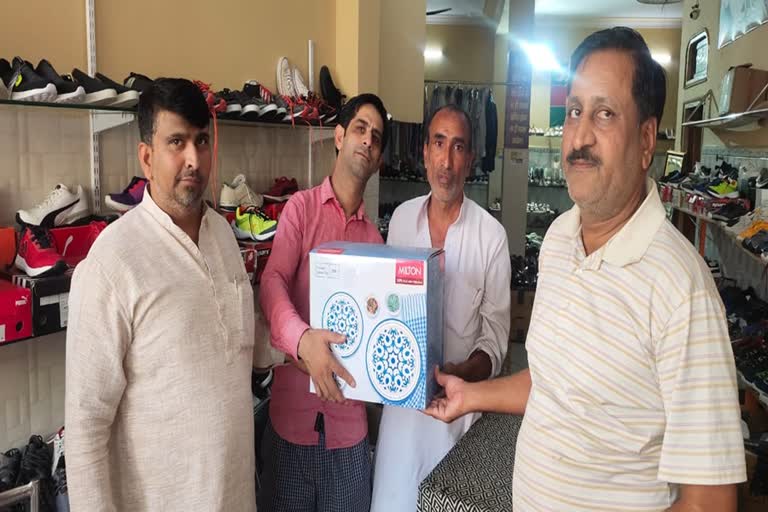 Electrician return rs 50 thousend to businessman after found on the road in bhiwani