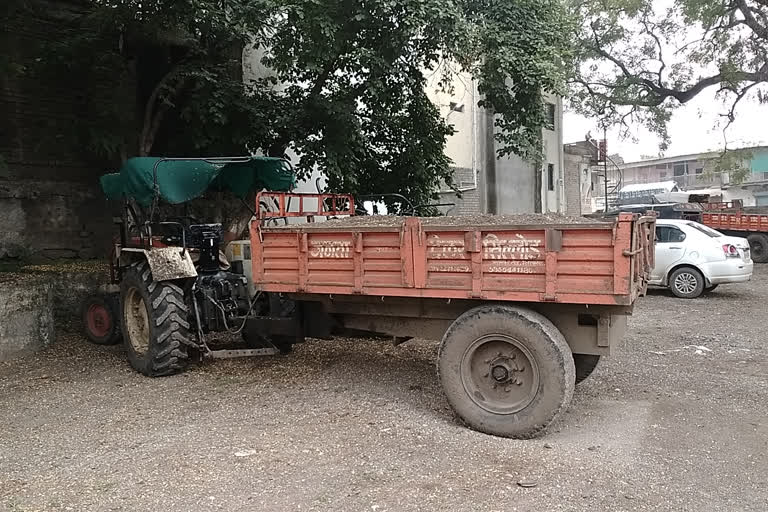 जप्त केलेला ट्रॅक्टर