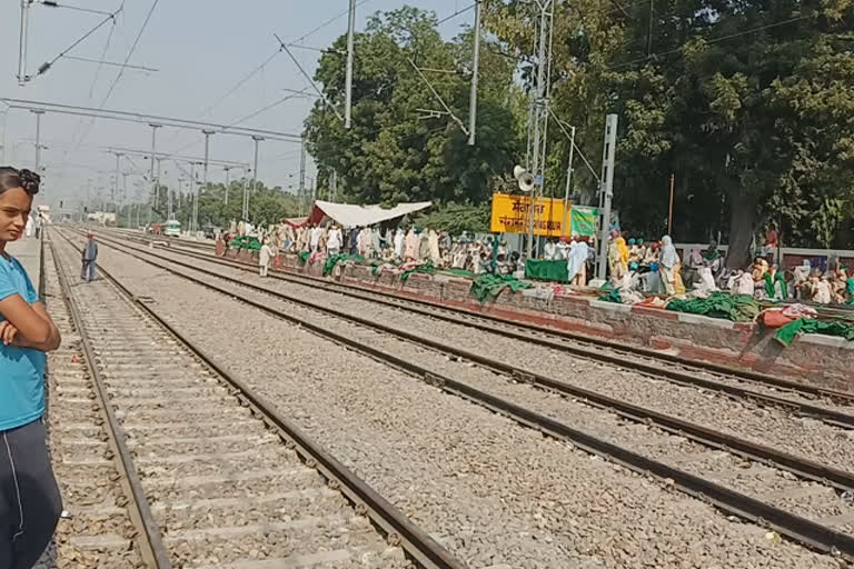 Farmers have shifted dharnas from tracks to platforms to cross goods trains in sangrur