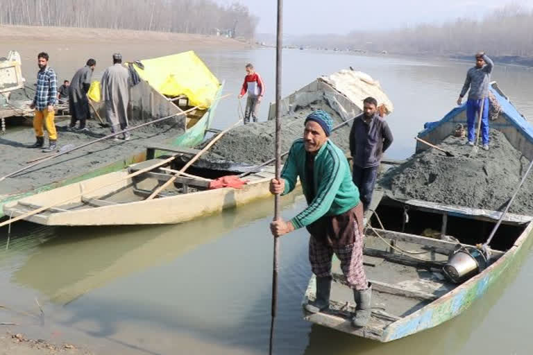 وادی کشمیر میں مچھلیوں کے وجود پر خطرات کے بادل