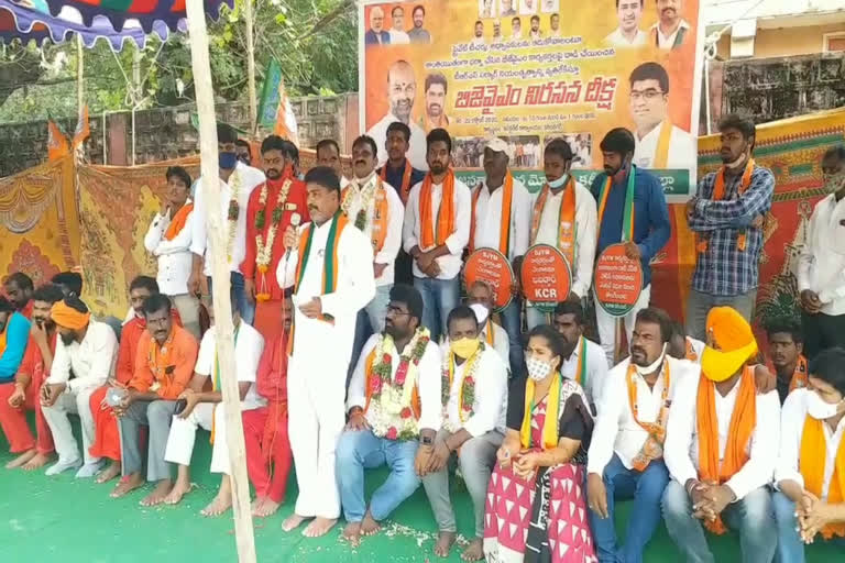 bjym protests at collectorate karimnagar district