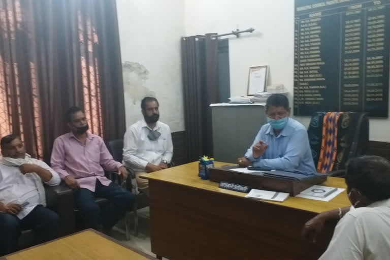 Paonta shopkeepers meet city council officer SS Negi regarding the problem