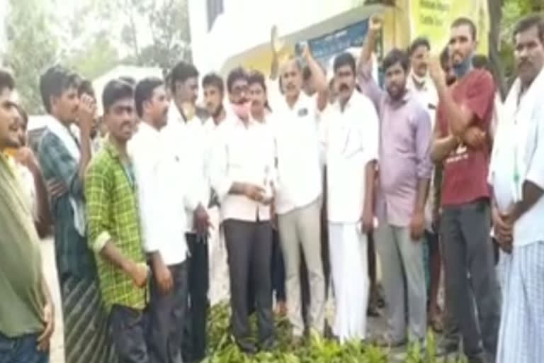 Tribal farmers' dharna at kollapur forest office