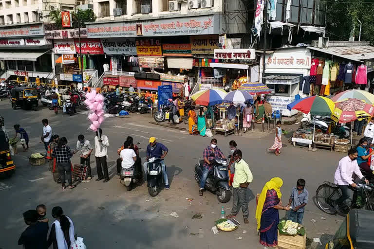 पुणेकर झाले निवांत; बाजारात मास्क न वापरण्यासह सोशल डिस्टन्सिगंचा फज्जा