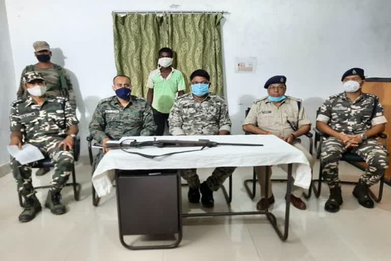 Two naxalites arrested in gram pradhan murder case in khunti, Two naxalites arrested in khunti, crime news of khunti, खूंटी में ग्राम प्रधान की हत्या मामले में दो नक्सली गिरफ्तार, खूंटी में दो नक्सली गिरफ्तार, खूंटी में अपराध की खबरें