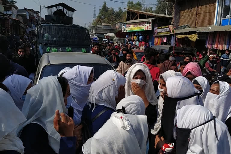 کولگام: گیارہویں جماعت کی طالبات کا احتجاج، ماس پروموشن کی مانگ