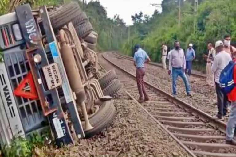 Uncontrolled gas tanker overturns on railway track in seraikela