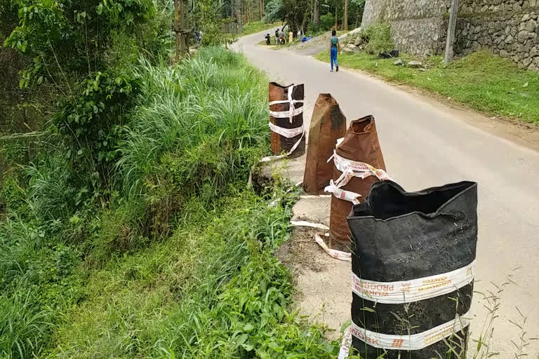 Road side collapses  Locals demand rebuilding  റോഡിന്‍റെ വശം ഇടിഞ്ഞ്‌ അപകടാവസ്ഥയിൽ