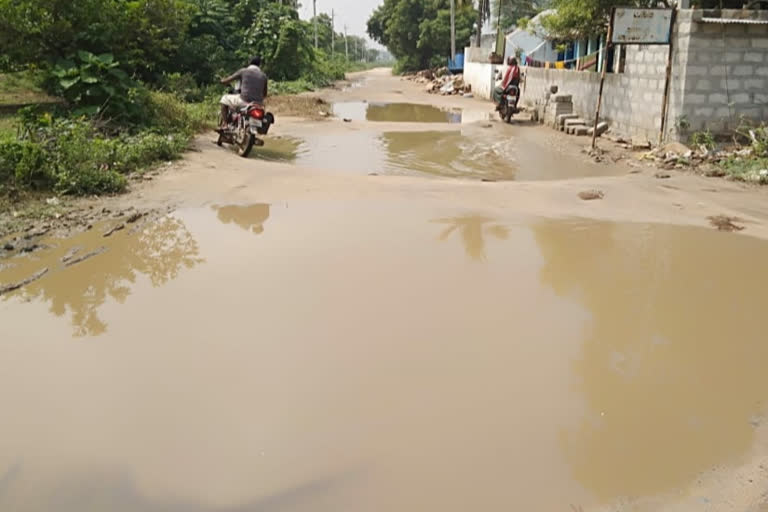 Buttons on roads with heavy rain in Lingsugur