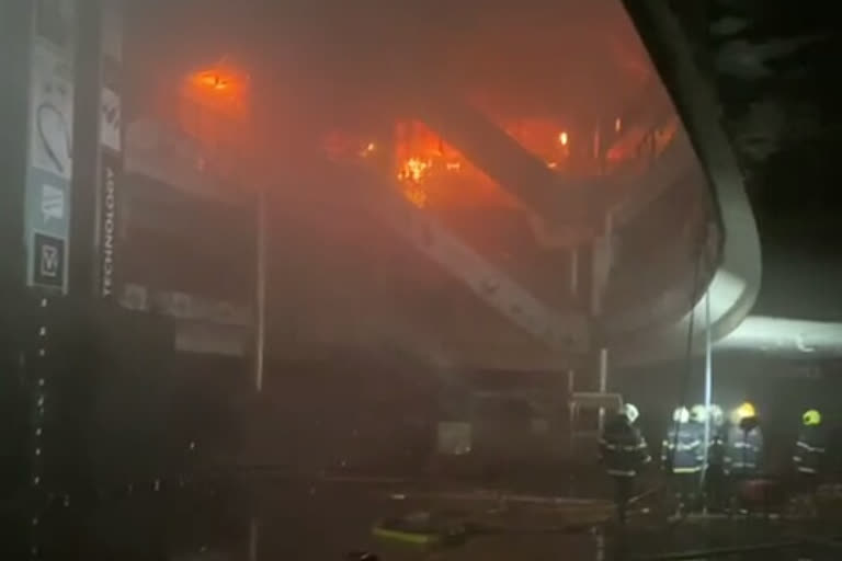 Massive fire breaks out in Mumbai mall  Mumbai City Center Mall Fire  Mumbai Mall Fire  Firefighting Operations  Mumbai News  Maharashtra news  Massive fire breaks out in Mumbai mall, no casualty  മുംബൈ സെൻട്രൽ മാളിൽ തീപിടിത്തം  സെൻട്രൽ മാളിൽ തീപിടിത്തം  മുംബൈ മാളിൽ തീപിടിത്തം  മുംബൈ സെൻട്രൽ മാൾ