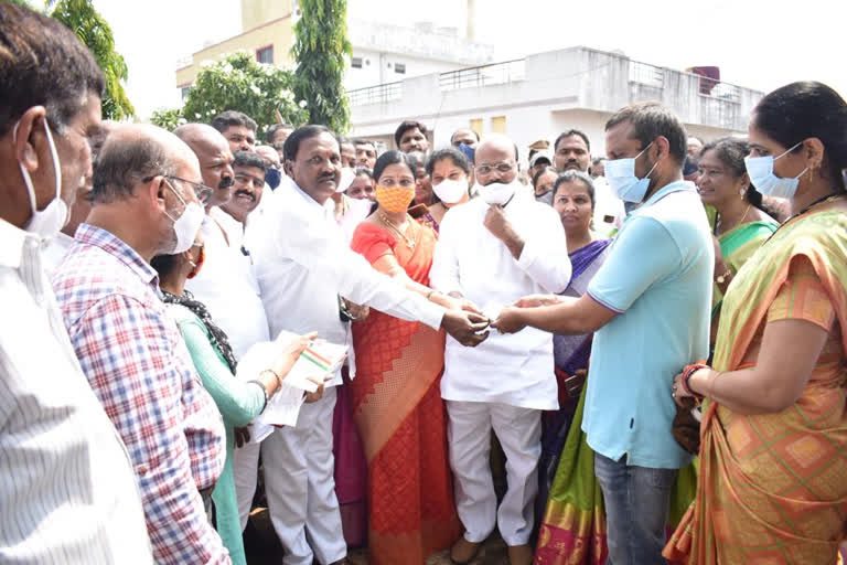 mla kishan reddy distribution money to flood victims