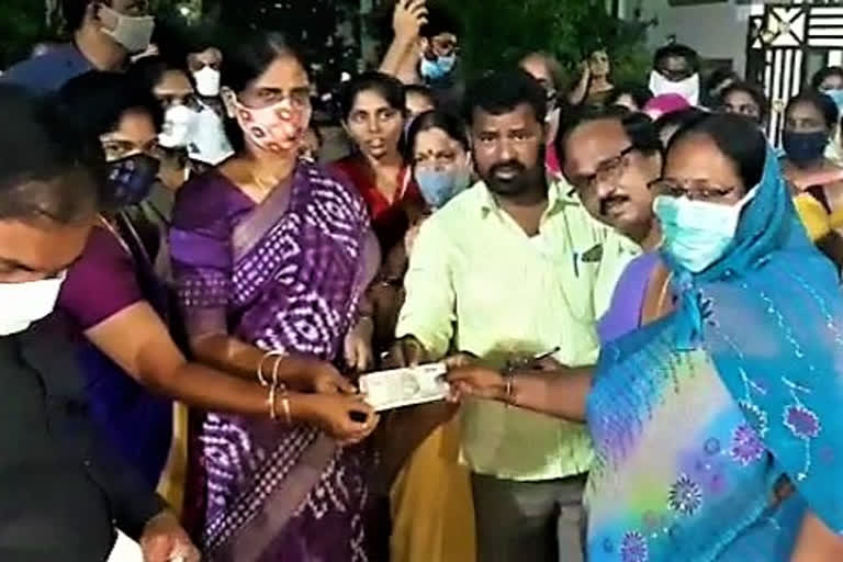 minister Sabitha Indra Reddy financial assistance to flood effectives at badgumpet in Hyderabad