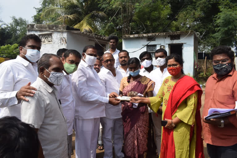 mla money distribution to flood victims in hyderabad