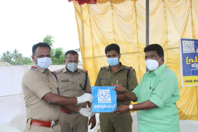 mask distribution alapuzha police officers  കരുതാം ആലപ്പുഴയെ  പൊലീസ് ഉദ്യോഗസ്ഥർക്ക് മാസ്‌കുകൾ  police officers mask distribution  alapuzha covid  കൊവിഡ് ആലപ്പുഴ