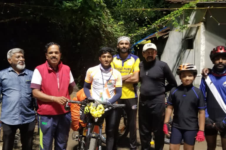 Shimoga young man set out on a bicycle to see the Atal Tunnel