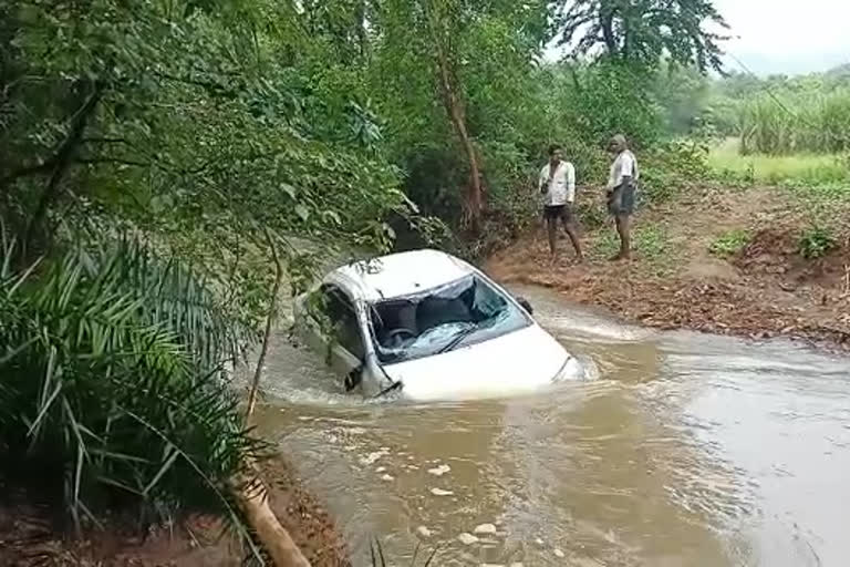 వాగులో కొట్టుకుపోయిన కారు...ఇద్దరు గల్లంతు