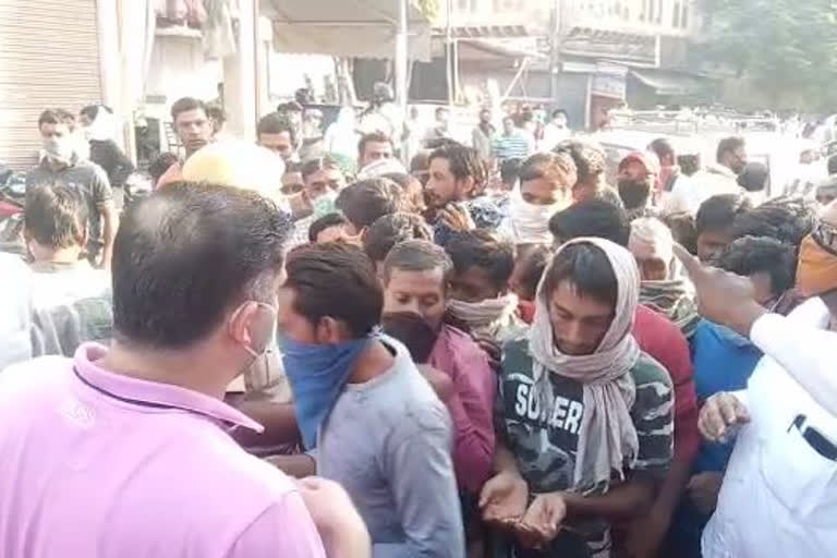 Sikar news, Social distancing violation, distribution of masks