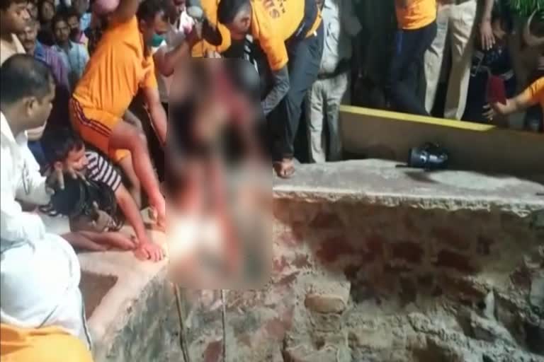 Child fell well due to fear of bull, सांड के डर से कुएं में गिरा बालक