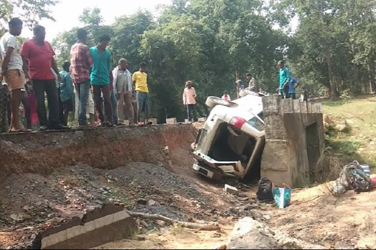 Uncontrolled vehicle overturned near Basla bridge in Kanker