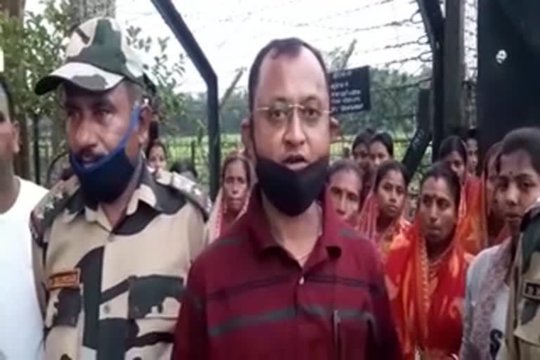 ZILLA PARISHAD PRESIDENT DISTRUSTED CLOTHES INDO BANGLA BORDER