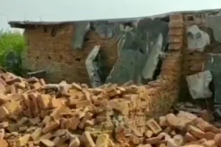 bulldozer at ryots house in chatra