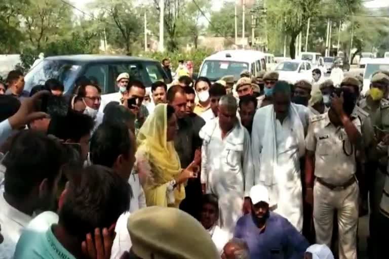 Farmers protest against Naina Chautala in Badhra